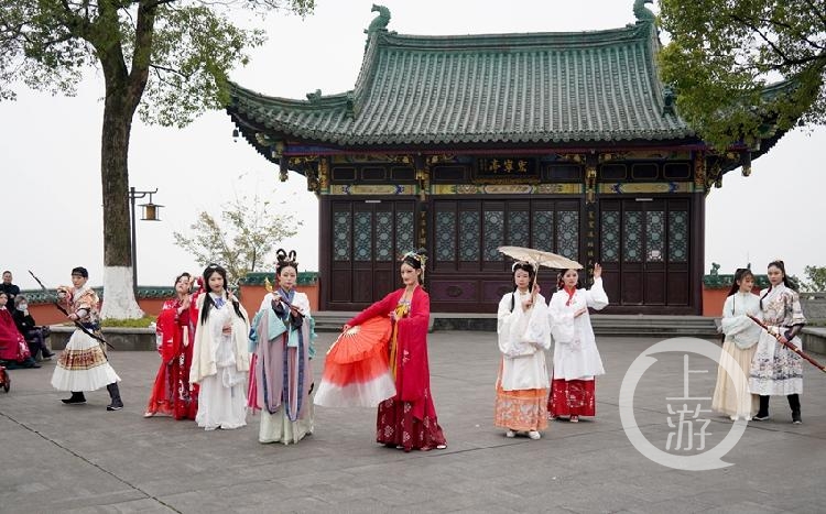 腊梅花开、阳光明媚，市民奔向鸿恩寺公园打卡