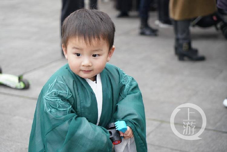 腊梅花开、阳光明媚，市民奔向鸿恩寺公园打卡