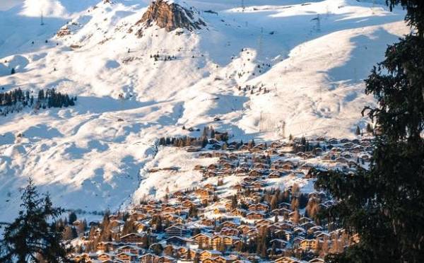 一听要在瑞士滑雪胜地隔离10天，数百英国游客摸黑跑了