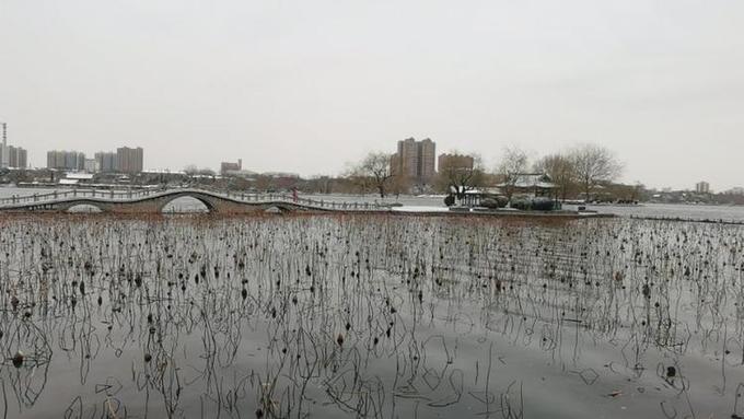 Snow hind is big bright lake, often abandon the wording and purpose of what one writes " the winter of Jinan " the most beautiful model came