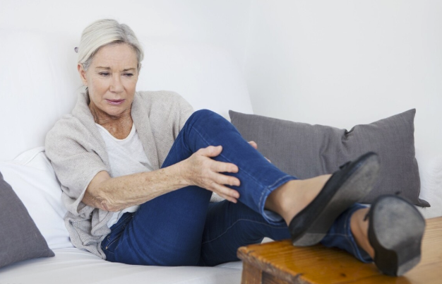 中老年人經常腿抽筋，做好這2件事，能夠改變