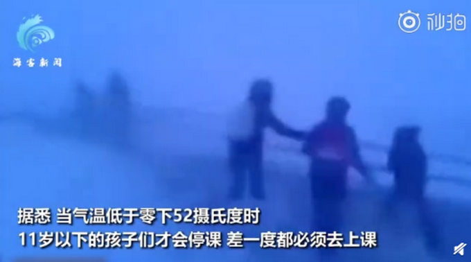 看懵了！俄小学生零下50度顶暴风雪放学回家，网友：羽绒服啥牌子？