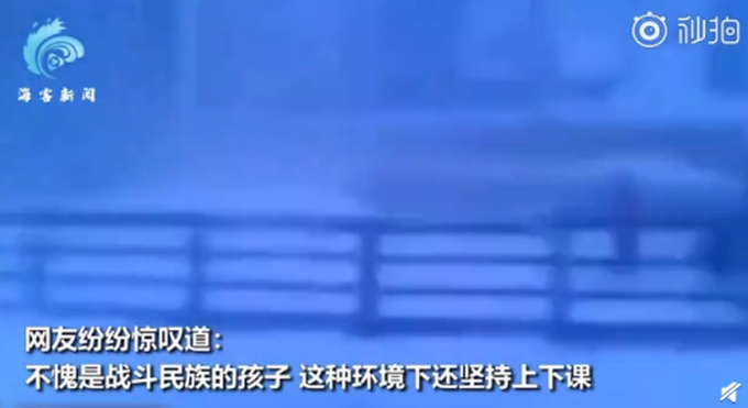 看懵了！俄小学生零下50度顶暴风雪放学回家，网友：羽绒服啥牌子？