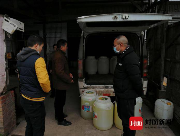 自贡大安查获一涉嫌无证生产劣质洗洁精黑窝点