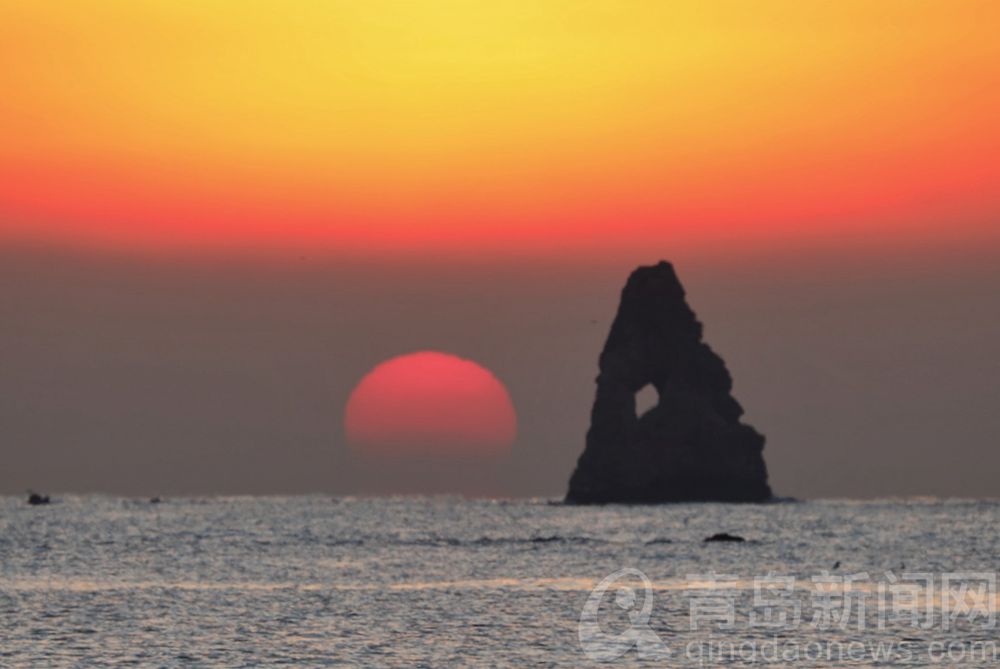 Photography lover gathers together camera lens of Qingdao stone old person is recorded 2021 the first round of red day