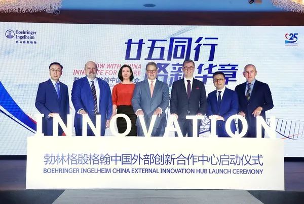 复盘2020年全球医疗行业：新冠疫苗争分夺秒、药企整合并购不断、跨国药企押注中国 | 医药观察