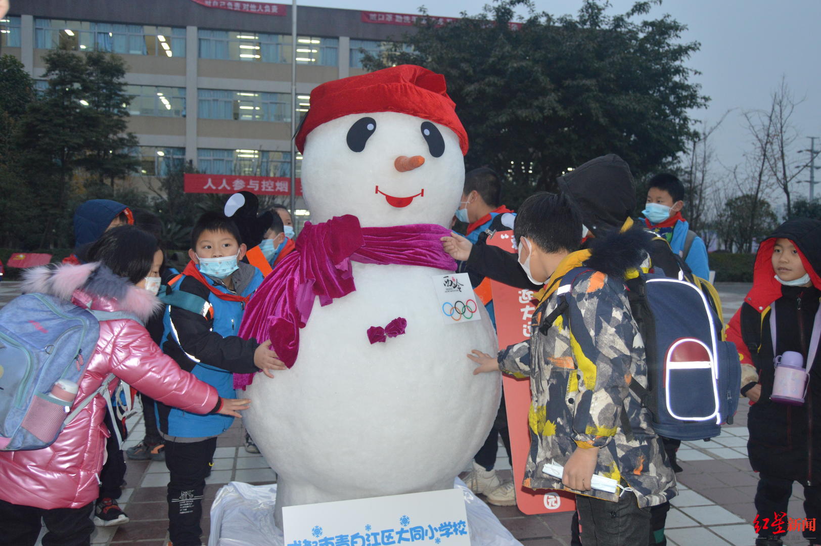 真·大雪人清晨现身成都13所校园！青白江昨晚下雪了？