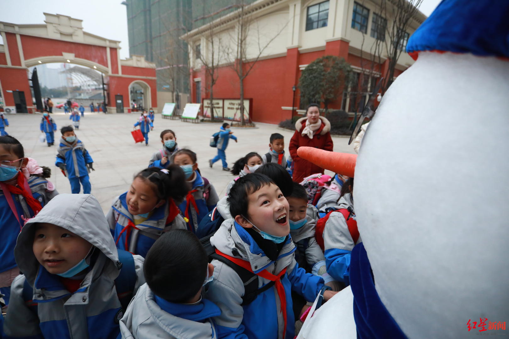 真·大雪人清晨现身成都13所校园！青白江昨晚下雪了？