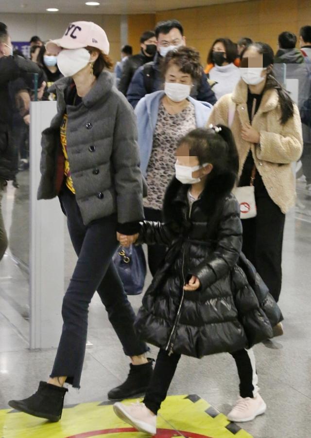 马伊琍12岁女儿现身机场，身高直逼妈妈，网友却