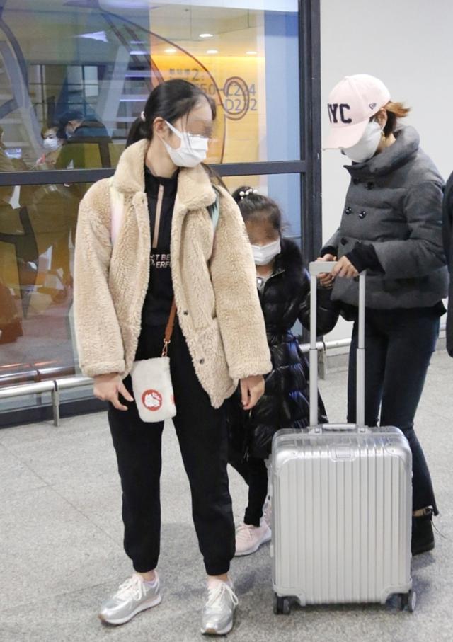 马伊琍12岁女儿现身机场，身高直逼妈妈，网友却