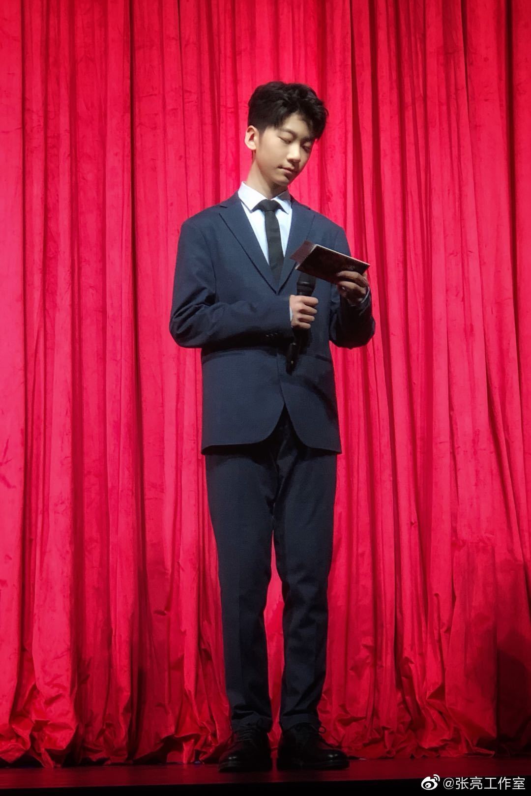 马伊琍12岁女儿现身机场，身高直逼妈妈，网友却