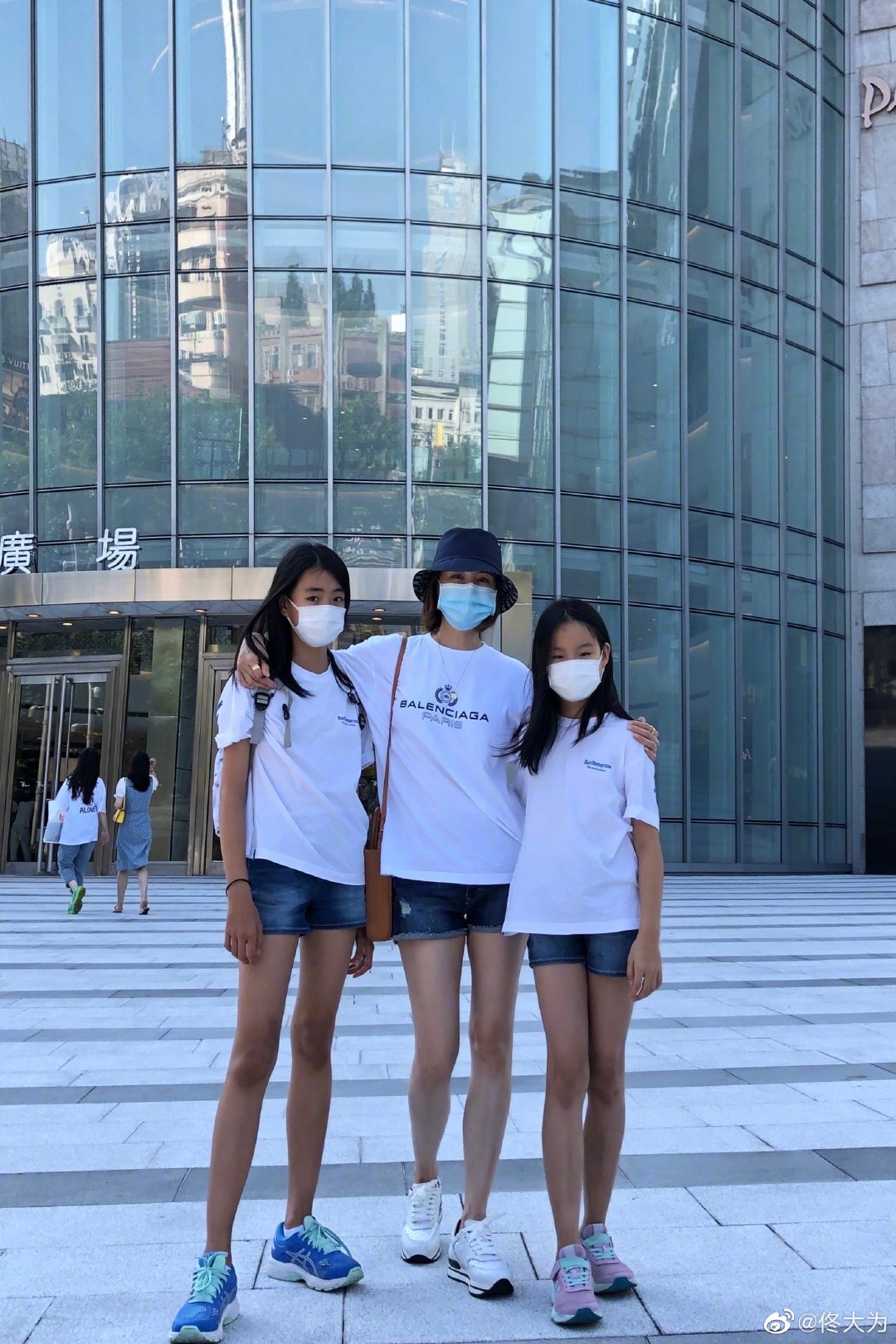 马伊琍12岁女儿现身机场，身高直逼妈妈，网友却