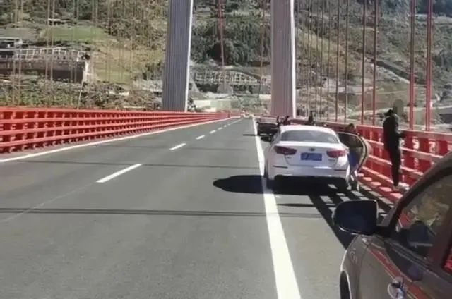 云南一大桥成网红打卡点，一上午就罚了30多辆车