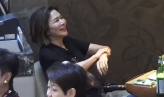 58岁关之琳与小鲜肉聚餐，皮肤松垮显老态，与帅哥热聊心情好