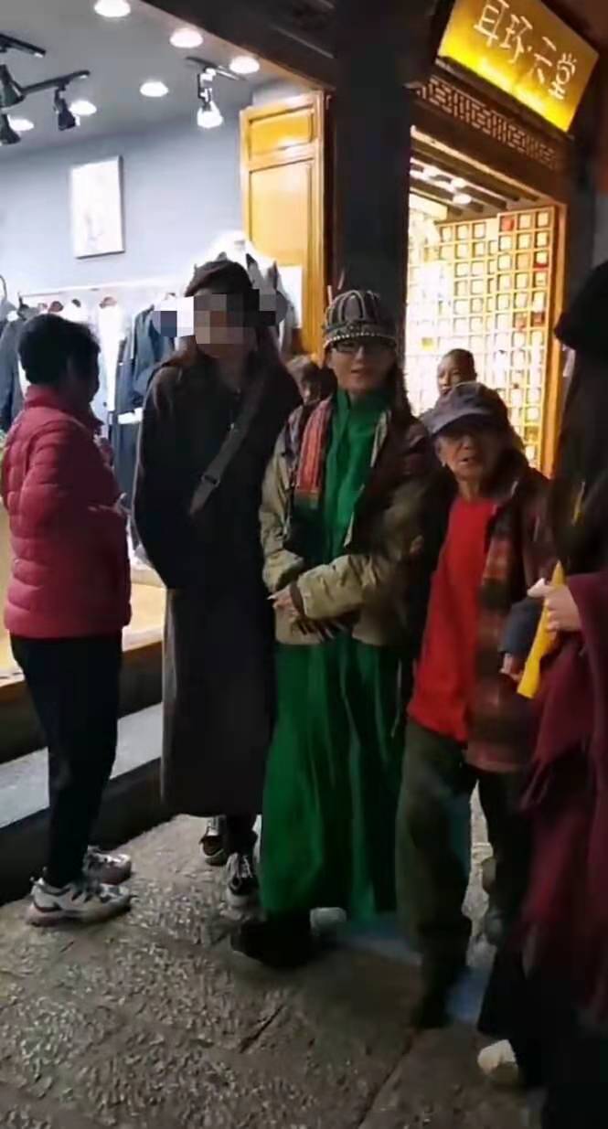 杨丽萍逛街，80多岁杨母腿脚不便一瘸一拐，她因