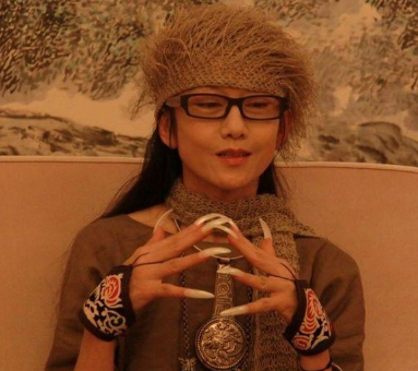 杨丽萍逛街，80多岁杨母腿脚不便一瘸一拐，她因