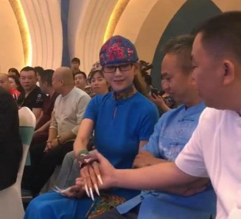 杨丽萍逛街，80多岁杨母腿脚不便一瘸一拐，她因