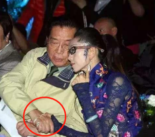 杨丽萍逛街，80多岁杨母腿脚不便一瘸一拐，她因