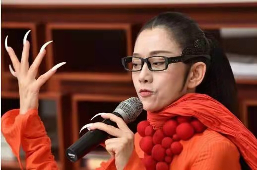 杨丽萍逛街，80多岁杨母腿脚不便一瘸一拐，她因