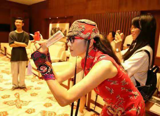 杨丽萍逛街，80多岁杨母腿脚不便一瘸一拐，她因