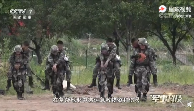 “黑科技”！女兵穿外骨骼可背140斤男兵飞奔，网友好奇求原理