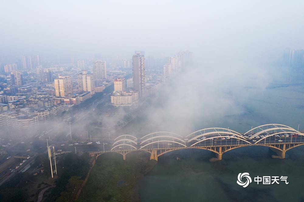 四川乐山遭遇大雾 城市沿江地段缥缈如仙境