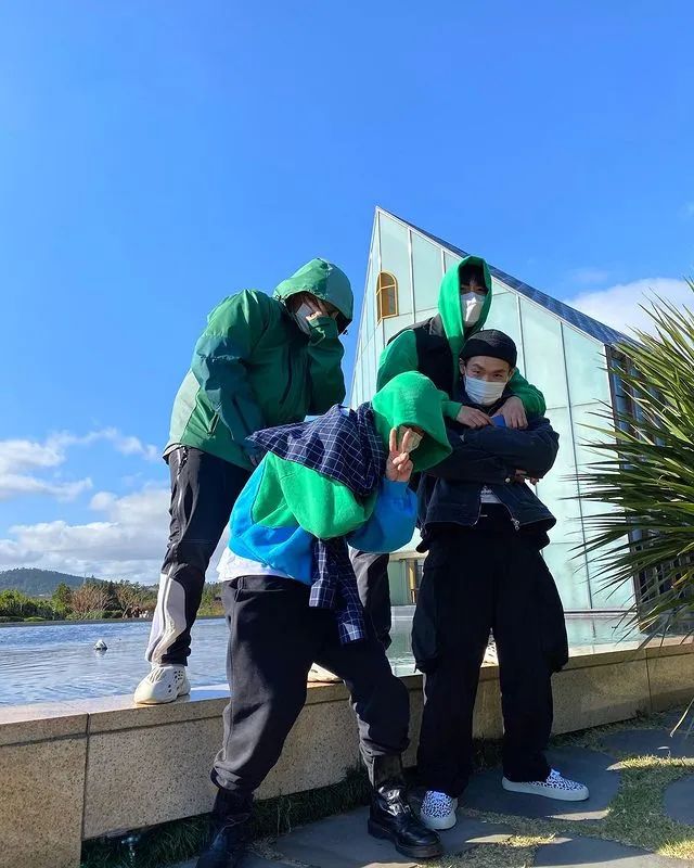 为什么PRADA这些冲锋衣被韩国人抢光了？