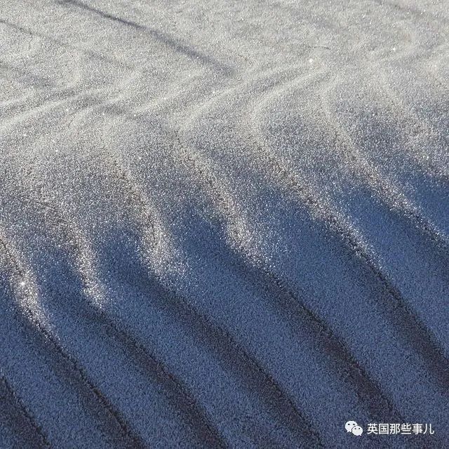 撒哈拉沙漠又下雪了！一缕白雪一缕黄沙，看着有点像童年的奶糖…？