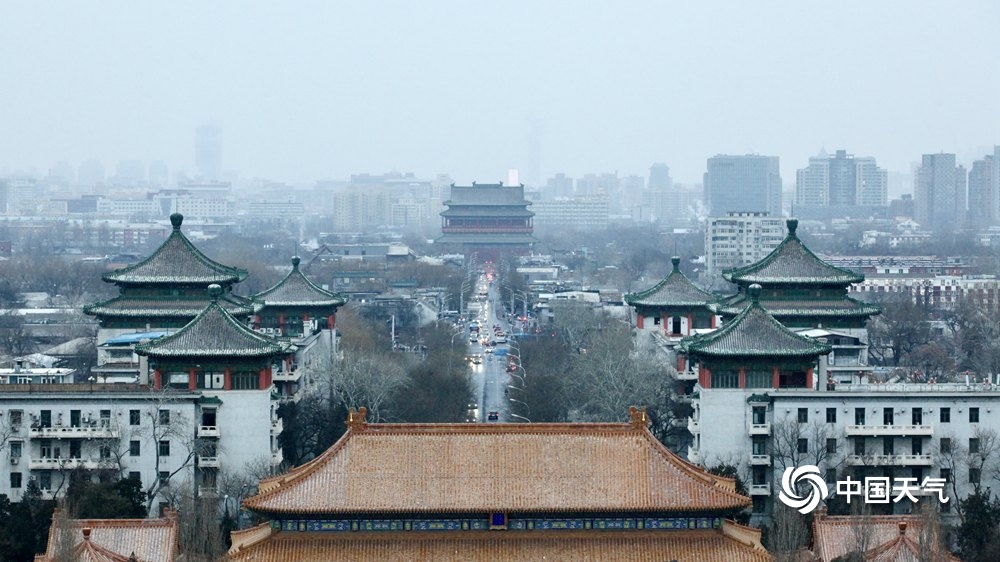 景山远眺京城雪景 故宫红墙白雪琉璃瓦美如画