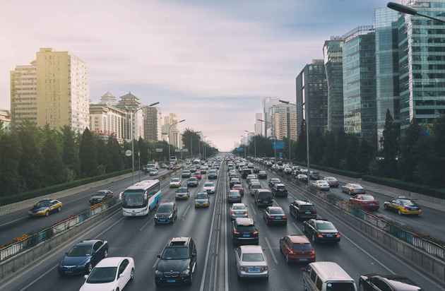 2020汽车保有量排名：31城超200万，普及度孰高孰低？