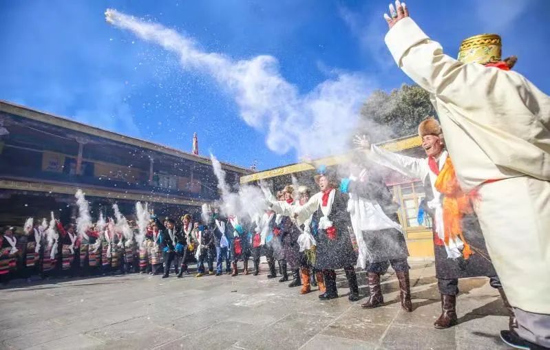 掛經幡,砍柏香樹枝,就已經在緊鑼密鼓地做準備了藏族人民提前一個月為