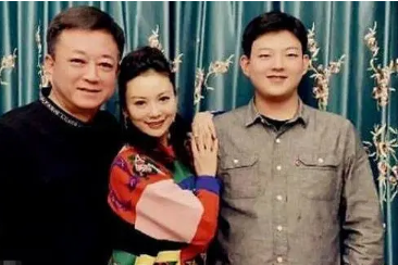 朱军80岁岳母与3女儿穿旗袍跳舞，胸前珍珠项链