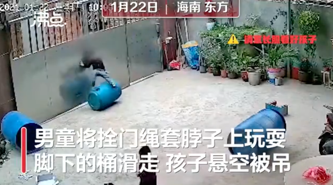 拴门|3岁男童被拴门绳勒脖吊挂致昏迷 现场视频流出让人揪心