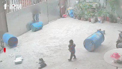 拴门|3岁男童被拴门绳勒脖吊挂致昏迷 太危险了有孩子真的要多注意