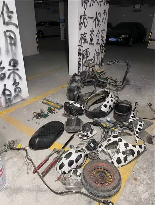 拆成|停车位被占把车拆成零件 警方介入后双方和解