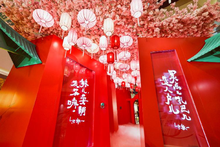 “灯如影 爱成双”重庆IFS打造摩登国风灯影艺术装置