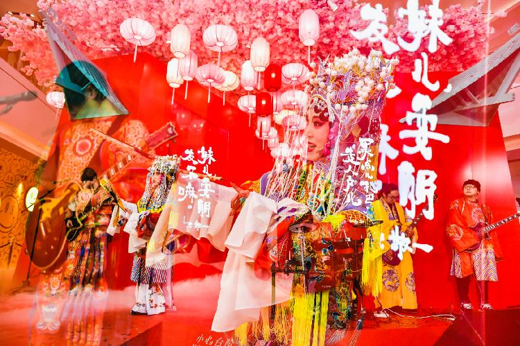 “灯如影 爱成双”重庆IFS打造摩登国风灯影艺术装置