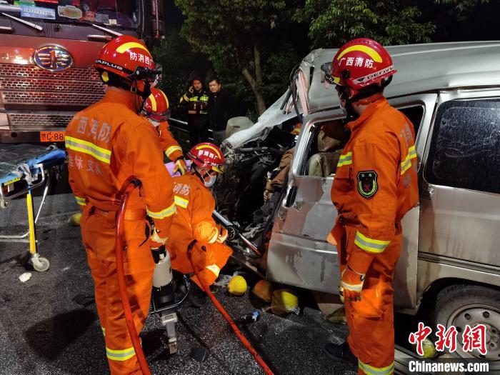 广西桂林雨天路滑引起多起交通事故 消防紧急营救