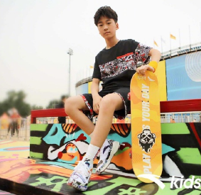 張亮兒子天天個頭逆天，13歲身高直逼180厘米，對比何炅似“小巨人”