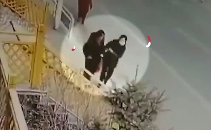 撞倒|路边故意撞倒老人女子被警方控制 太缺德!