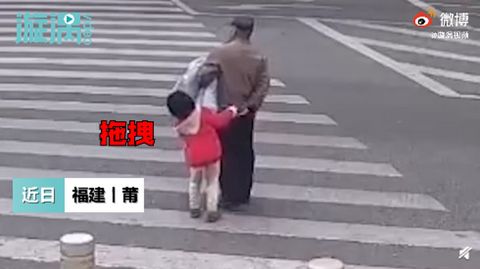 爷爷|孙女阻拦爷爷闯红灯未果两人被撞 监控记录揪心一幕