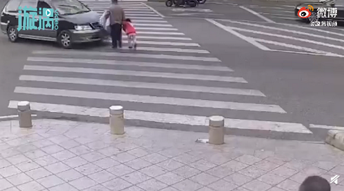 爷爷|孙女阻拦爷爷闯红灯未果两人被撞 监控记录揪心一幕