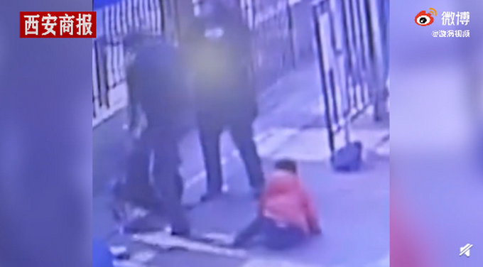 男子|成都带娃男子拒量体温暴打保安 幼童在一旁不知所措