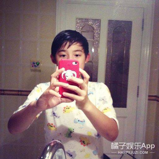 前国脚之子李嗣镕帅出圈，撞脸陈冠希郭富城，冲这颜值想看球了