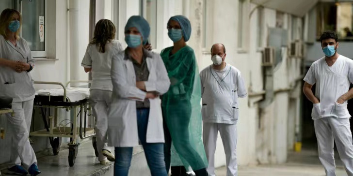 希腊公立医院医护人员抗议工作条件恶化