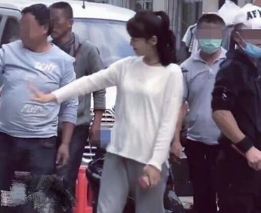 42岁刘涛素颜状态好 与粉丝打招呼超接地气