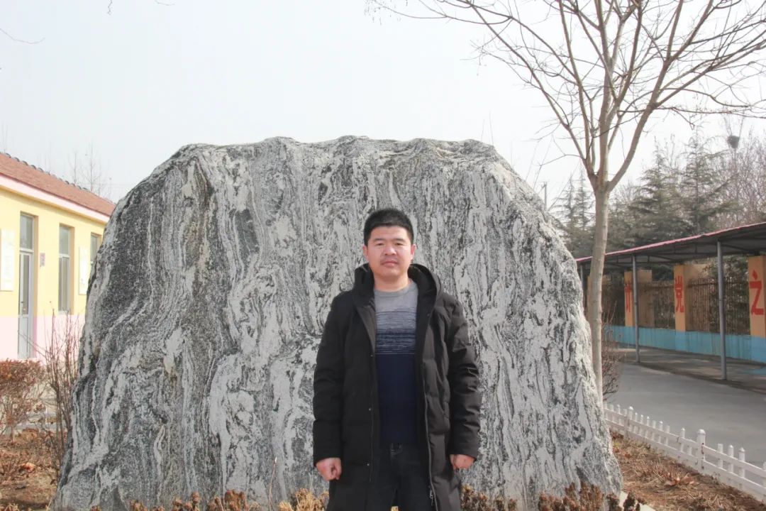 一夜之間，青島一位鄉(xiāng)村教師火遍全網(wǎng)！新華社、人民日報、央視點名表揚！網(wǎng)友：他值得