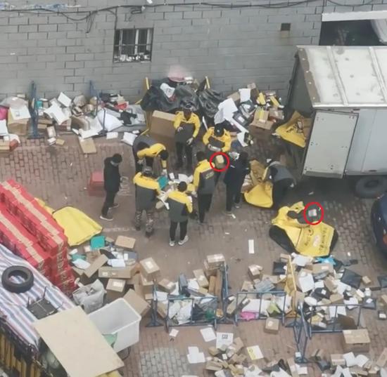 大连这段视频引发热议，快递公司道歉