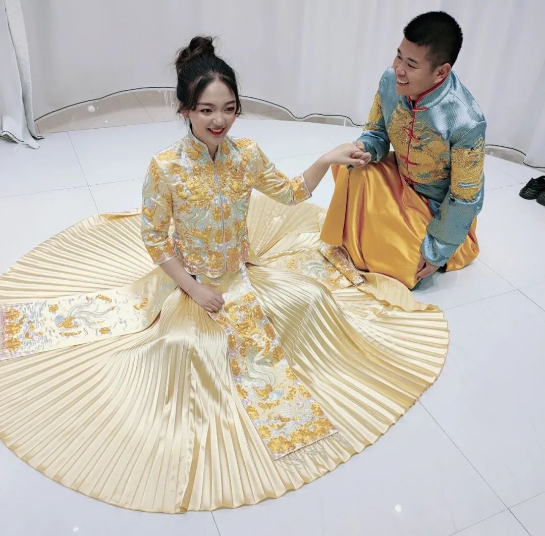 大婚当天新郎不在，新娘自驾去了婆家，自己完成了婚礼