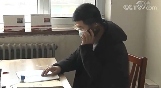 一夜之間，青島一位鄉(xiāng)村教師火遍全網(wǎng)！新華社、人民日報、央視點名表揚！網(wǎng)友：他值得